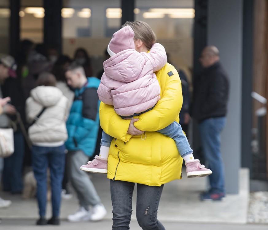 Fluechtlinge aus der Ukraine kommen im Bundesasylzentrum in Chiasso an, am Donnerstag, 17. Maerz 2022. Inzwischen sind wegen dem Krieg ueber 9000 Menschen aus der Ukraine in die Schweiz gefluechtet. ( ...