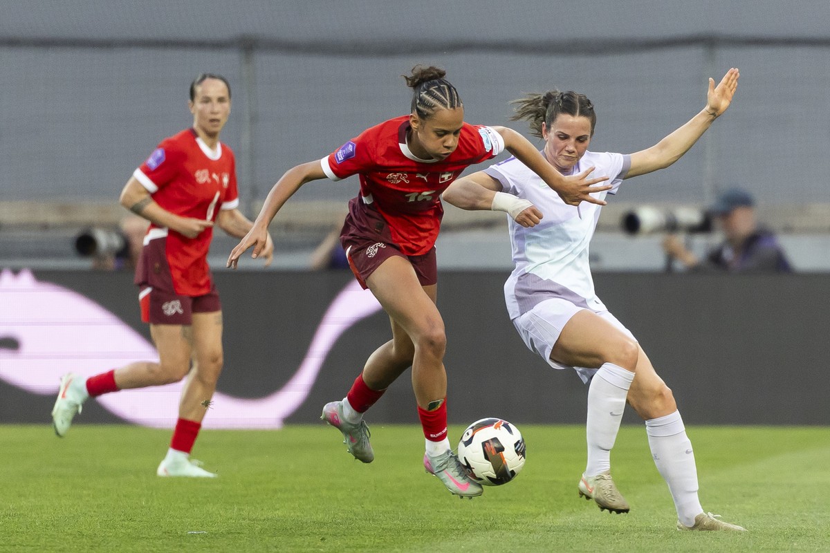 epa12153815 Switzerland's Iman Beney (L) and Norway's Tuva Hansen in action during the UEFA Women's Nations League match between Switzerland and Norway in Sion, Switzerland, 03 June 202 ...