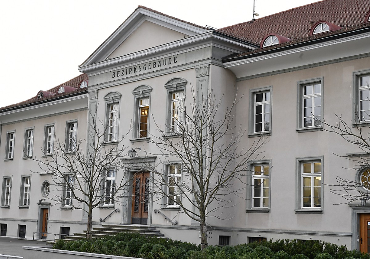 Lebenslänglich, aber keine Verwahrung: Das Bezirksgericht Bülach hat im Mordfall Boppelsen/Utzingen sein Urteil gefällt. (Archivbild)
