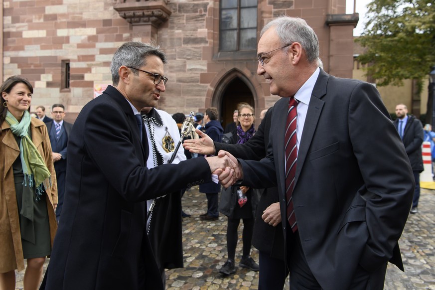 Lukas Engelberger, Praesident der Konferenz der kantonalen Gesundheitsdirektorinnen und -direktoren (GDK), links, und Bundesratspraesident Guy Parmelin rechts, begruessen sich vor die Herbstmesse-Jubi ...