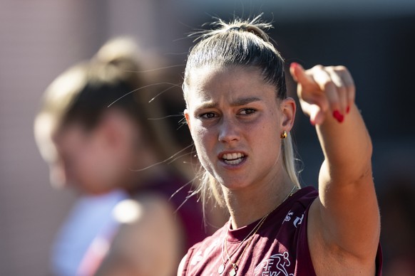 Viola Calligaris gestikuliert beim letzten oeffentlichen Training der Schweizer Frauen Fussball Nationalmannschaft vor der UEFA Women&#039;s EURO 2025, am Sonntag, 29. Juni 2025 im Stadion Neufeld in  ...