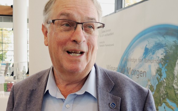 09.10.2019, Baden-Württemberg, Ulm: Der Chemiker Stanley Whittingahm, steht bei einem Internationalen Batteriekongress, nachdem er zum Nobelpreisträger für Chemie 2019 ernannt wurde. Der Nobelpreis fü ...