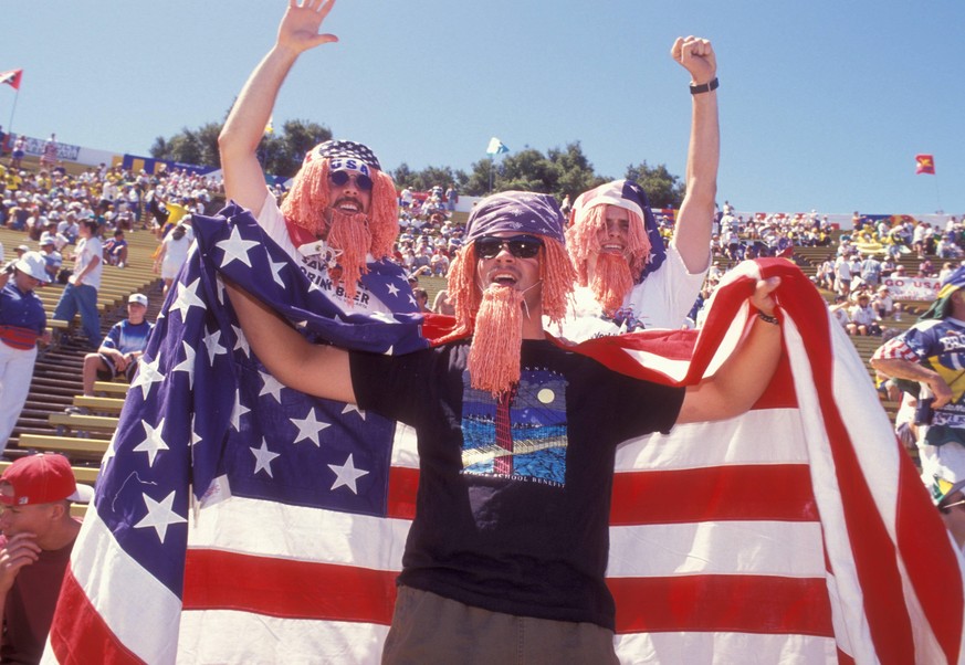 Bildnummer: 01874508 Datum: 04.07.1994 Copyright: imago/Sven Simon
Drei amerikanische Fans geben sich deutlich als Fans von Alexi Lalas (USA) zu erkennen; Vdia, quer, Fan, Fans, Fußballfan, Fußballfan ...