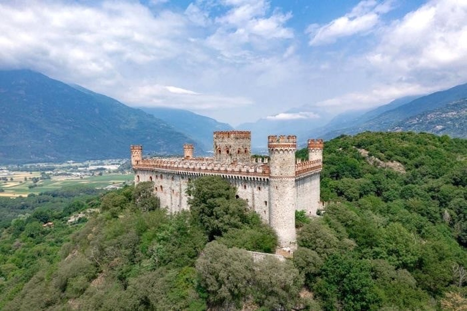 Schloss italien piemonte 
https://www.youtube.com/watch?v=glqSewRQiOY