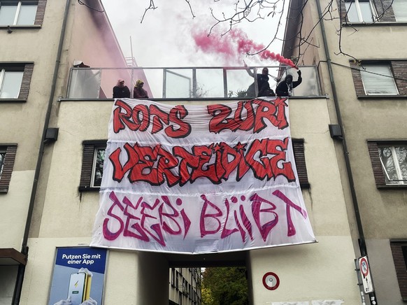 Ein Transparent an einem Wohnhaus an der Stauffacherstrasse in Zürich.