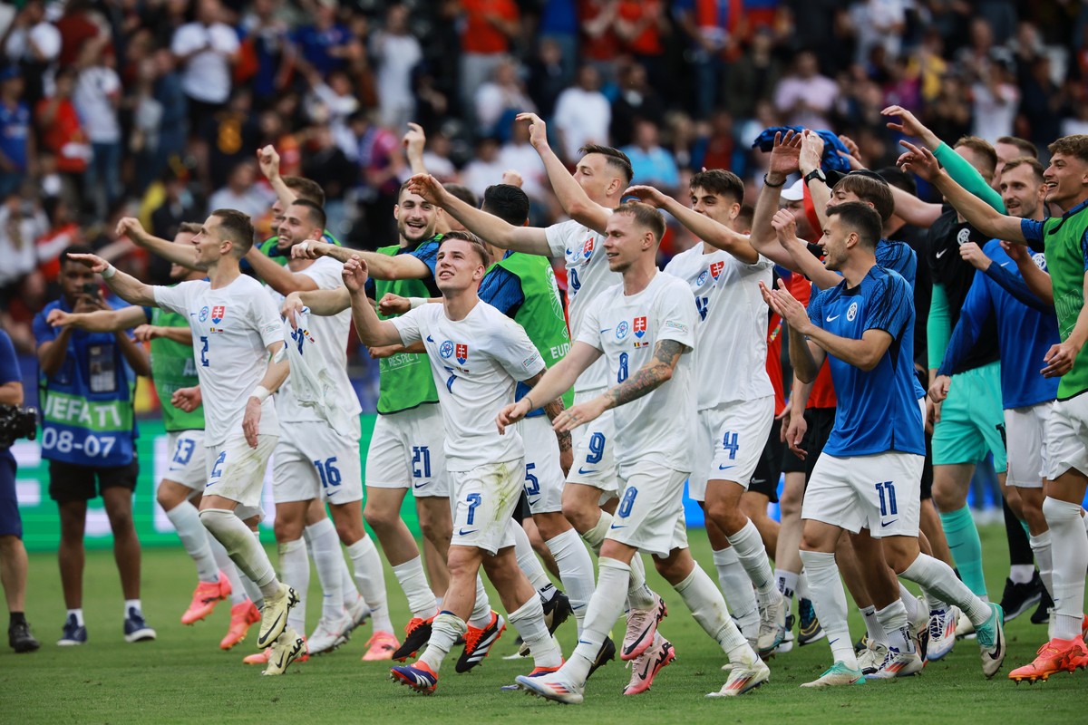 epa11418555 Slovakia players celebrate with fans after winning the UEFA EURO 2024 group E match between Belgium and Slovakia, in Frankfurt Main, Germany, 17 June 2024. EPA/CLEMENS BILAN