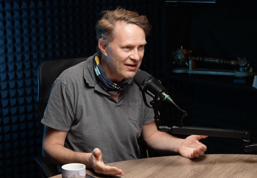 Luke Harding, 2026, während einer Podcast-Aufnahme.
