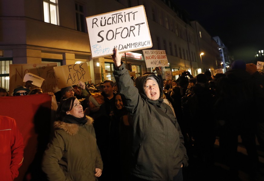 epa08195601 A demonstrator holds a placard reading &#039;Resign Now&#039; during a protest outside the Free Democratic Party (FDP) headquarters in Berlin, Germany, 05 February 2020. Kemmerich was surp ...