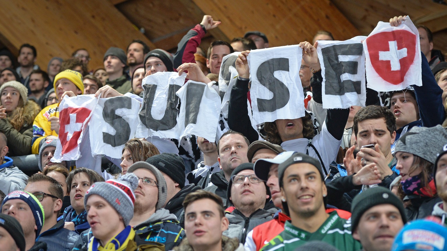 Suisse fans during the game between Team Suisse and Haemeenlinna PK at the 91th Spengler Cup ice hockey tournament in Davos, Switzerland, Thursday, December 28, 2017. (KEYSTONE/Melanie Duchene)