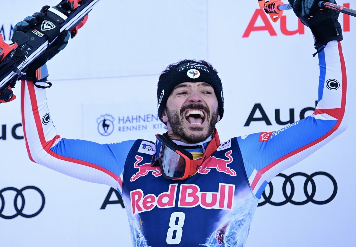 epa11091925 Winner Cyprien Sarrazin of France celebrates on the podium for the Men's Downhill race at the FIS Alpine Skiing World Cup in Kitzbuehel, Austria, 20 January 2024. EPA/CHRISTIAN BRUNA
