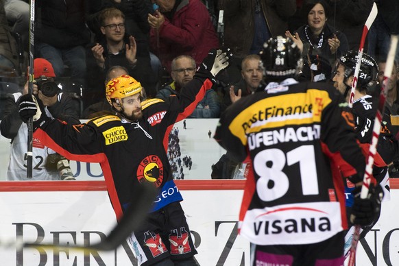 SC Bern Topscorer Mark Arcobello jubelt nach dem 1:0, beim Eishockey Meisterschaftsspiel der National League A zwischen dem SC Bern und dem HC Biel, am Samstag, 29. Oktober 2016, in der Postfinance Ar ...