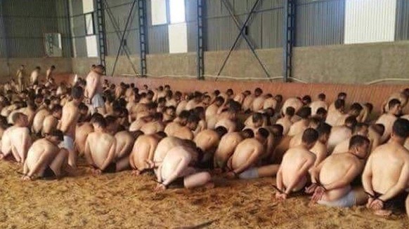 Die Türkei stellt nach dem vereitelten Militärputsch die Gefangenen zur Schau: Der Nachrichtensender CNN veröffentlichte diese Bilder von halbnackten Verhafteten, wie sie offenbar in einem Lagerraum gefesselt gehalten werden. (Quelle: CNN)