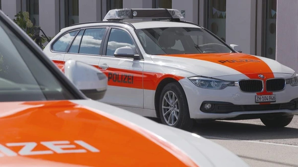 Le vendredi 29 août, la police a dû évacuer le lycée de Wallisellen en raison d'une menace.
Image : brk news