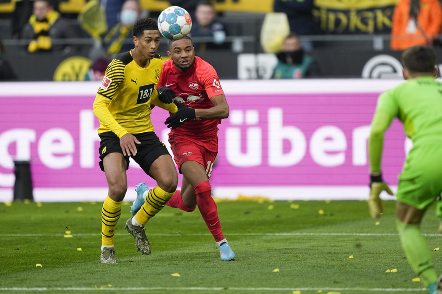 Dortmund&#039;s Jude Bellingham, left, and Leipzig&#039;s Christopher Nkunku vie for the ball during the German Bundesliga soccer match between Borussia Dortmund and RB Leipzig in Dortmund, Germany, S ...