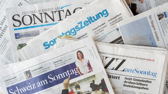 Die Sonntagzeitung verschiedener Konzerne, Schweiz am Sonntag, NZZ am Sonntag, Sonntagszeitung und Zentralschweiz am Sonntag liegen auf einem Tisch, aufgenommen am Dienstag, 12. April 2016 in Zuerich. ...