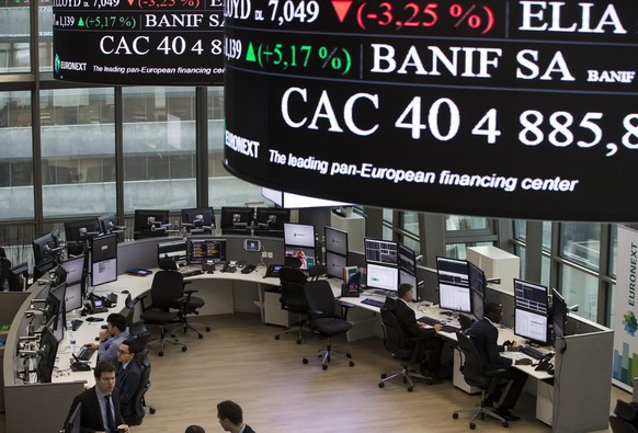epa05003072 Analysts work in the market services surveillance center of the French stock market operator Euronext, in the business and financial district La Defense, in Courbevoie, near Paris, France, ...