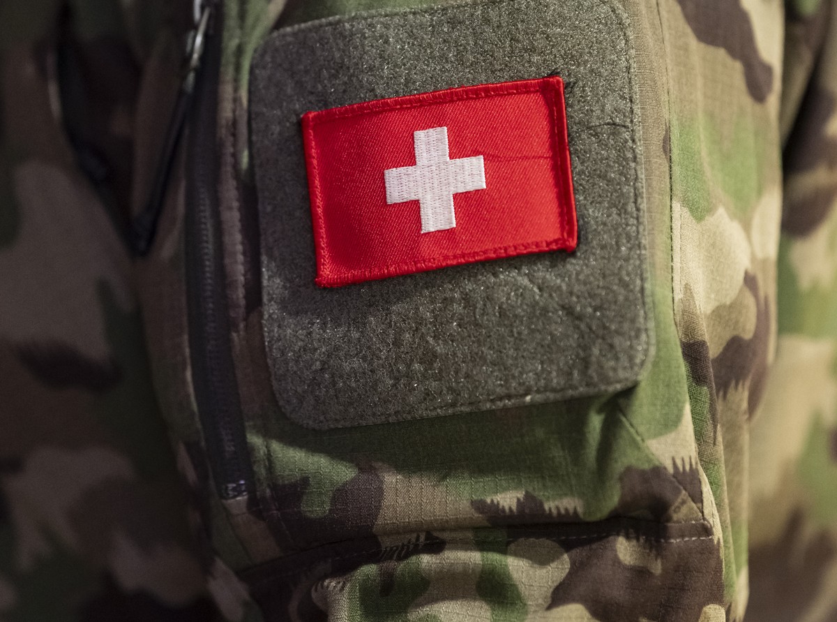 Das Abzeichen der Schweizer Fahne an der Uniform von Korpskommandant Benedikt Roos, Chef der Armee, am Rand der Medienkonferenz 100 Tage Chef der Amee sowie Praesentation der Armeebotschaft 2026, am D ...