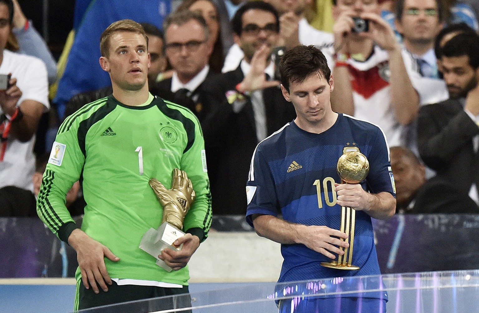 Messi mit dem «Goldenen Ball» neben Manuel Neuer.