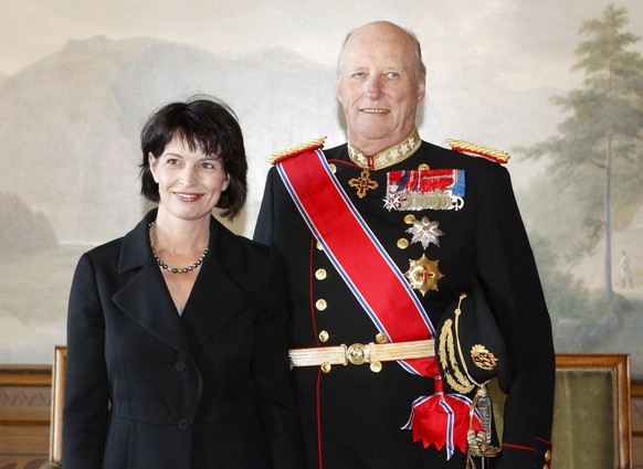 Swiss president Doris Leuthard poses with King Harald while on state visit to Norway Thursday Oct.14th in the White Room, at the Royal Castle in Oslo. (AP Photo/ Berit Roald, Scanpix Norway) ** NORWAY ...