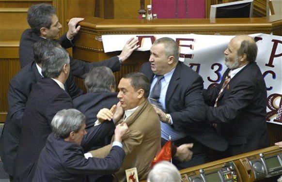 Nikolai Martynenko (Mitte, braunes Jackett) bei einem Scharmützel im ukrainischen Parlament im Februar 2006.