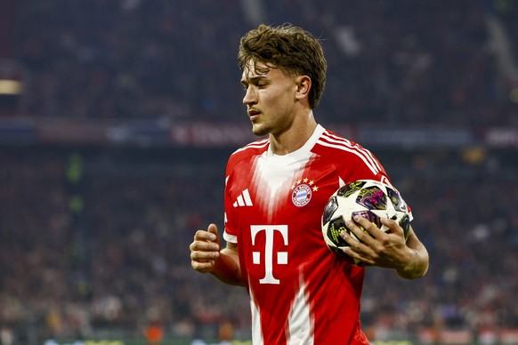 epa12831032 Tom Bischof of Bayern Munich holds a match ball during the UEFA Champions League Round of 16 2nd leg match between Bayern Munich and Atalanta in Munich, Germany, 18 March 2026. EPA/ANNA SZ ...