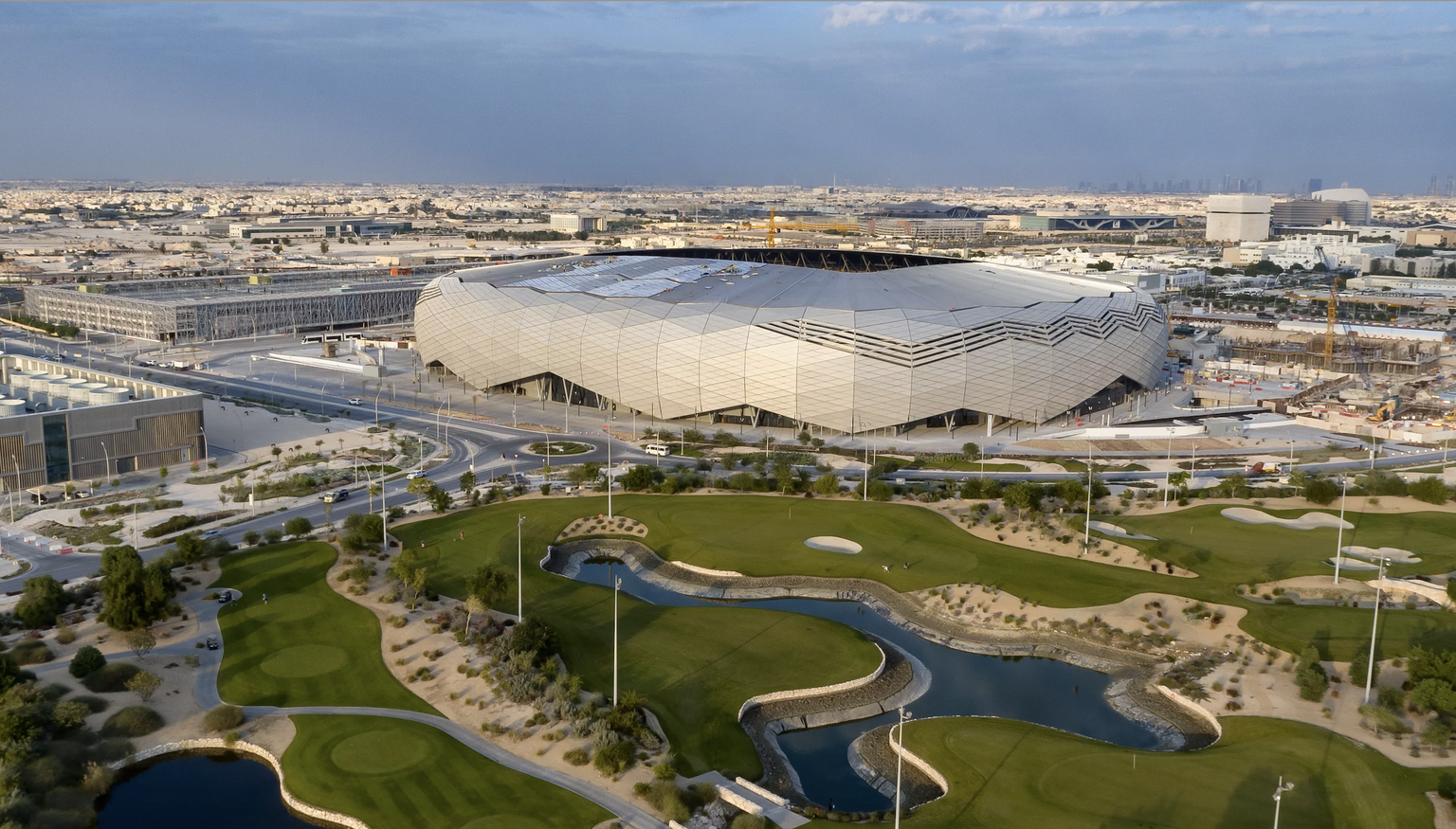 Der inoffizielle Name dieser Sportstätte, «Jewel of the Desert», bezieht sich auf die Fassade des Baus, die an einen Diamanten erinnert.