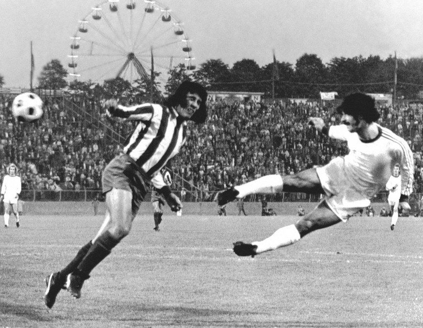 FILE - In this May 17, 1974 file photo, German soccer club Bayern Munich&amp;#x2019;s Gerd Mueller, right, heads a goal, while challenged by Heraldo Becerra, left, during the replay for the European C ...