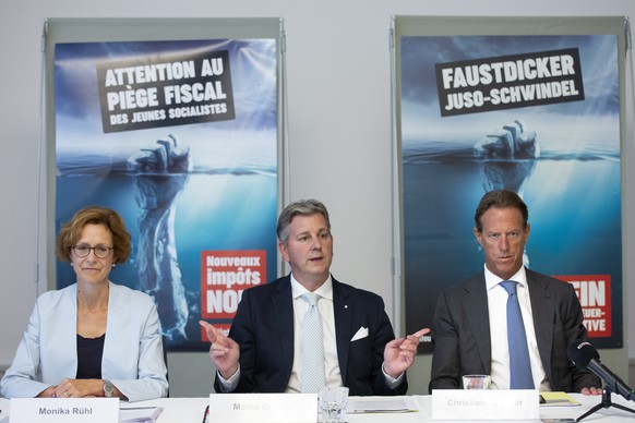 Monika Ruehl, Vorsitzende der Geschaeftsleitung economiesuisse, Marco Chiesa, Parteipraesident SVP Schweiz, Nationalrat Christian Luescher, FDP-GE, von links, bei einer Medienkonferenz des Komitees &q ...