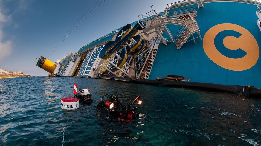 epa04297017 A picture released by the Italian Carabinieri on 03 July 2014 shows Carabinieri divers inspecting the Costa Concordia cruise ship, at Giglio Island, Italy, in 2012. The Costa Concordia hit ...