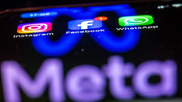 ILLUSTRATION - 16.05.2024, Mecklenburg-Vorpommern, Schwerin: ILLUSTRATION - Die Apps Instagram, Facebook und WhatsApp sind auf dem Display eines Smartphones zu sehen, indem sich das Logo des Internetk ...