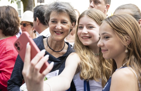 Bundesraetin Simonetta Sommaruga posiert fuer Selfies mit den Bewohnern waehrend der Bundesratsreise in Schaffhausen, am Donnerstag, 30. Juni 2022. (KEYSTONE/Ennio Leanza)