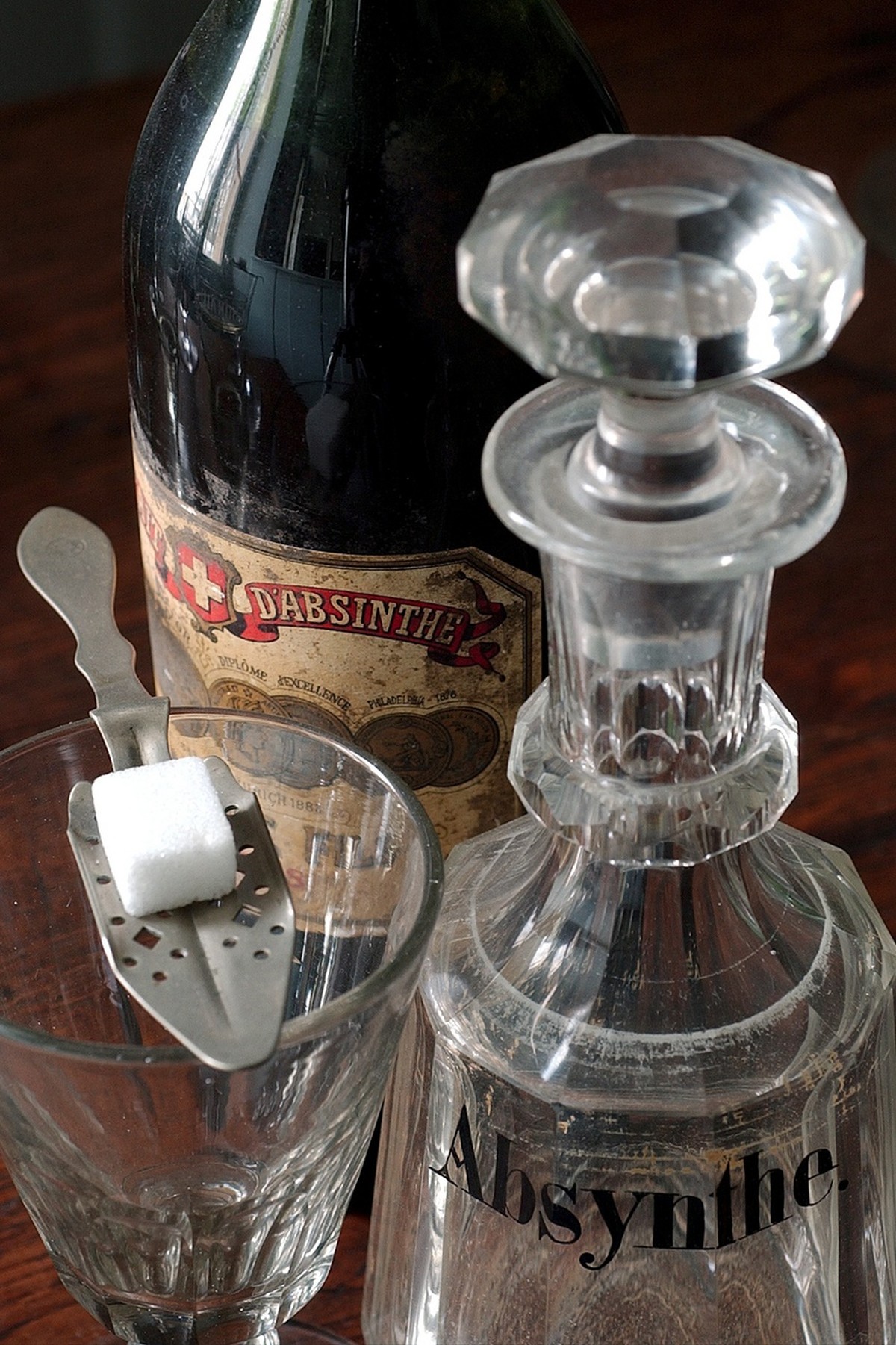 Eine Absinth-Flasche mit Wasserkaraffe und Zuckerwuerfel zur Zubereitung einer "bleue", aufgenommen am 21. Januar 2004 im Musee de l'Absinthe in Motiers, im Neuenburger Val de Travers.  ...