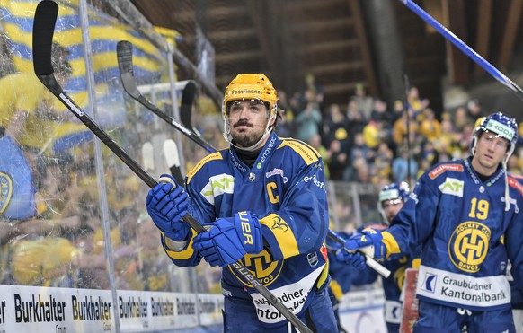 PostFinance Top Scorer Matej Stransky (HCD) vor den Fans beim ersten Eishockey Playoff Halbfinalspiel der National League zwischen HC Davos (HCD) und ZSC Lions (ZSC), am Samstag, 4. April 2026, in der ...