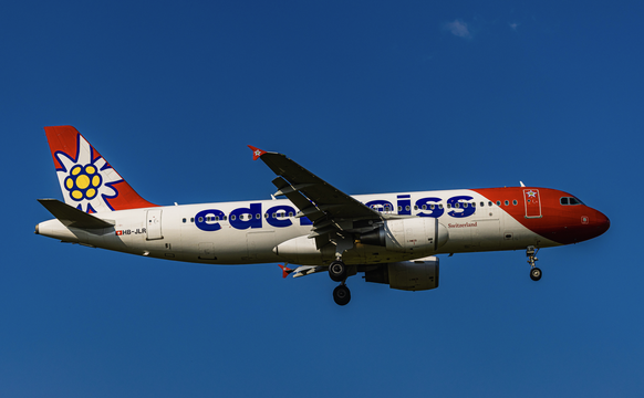 Edelweiss Zurich, Switzerland, 4th July 2025: An Edelweiss Airbus A320-214 is on final approach to the airport runway. Registration HB-JLR (Andreas Haas dieBildmanufaktur) *** Edelweiss Zurich, Switze ...