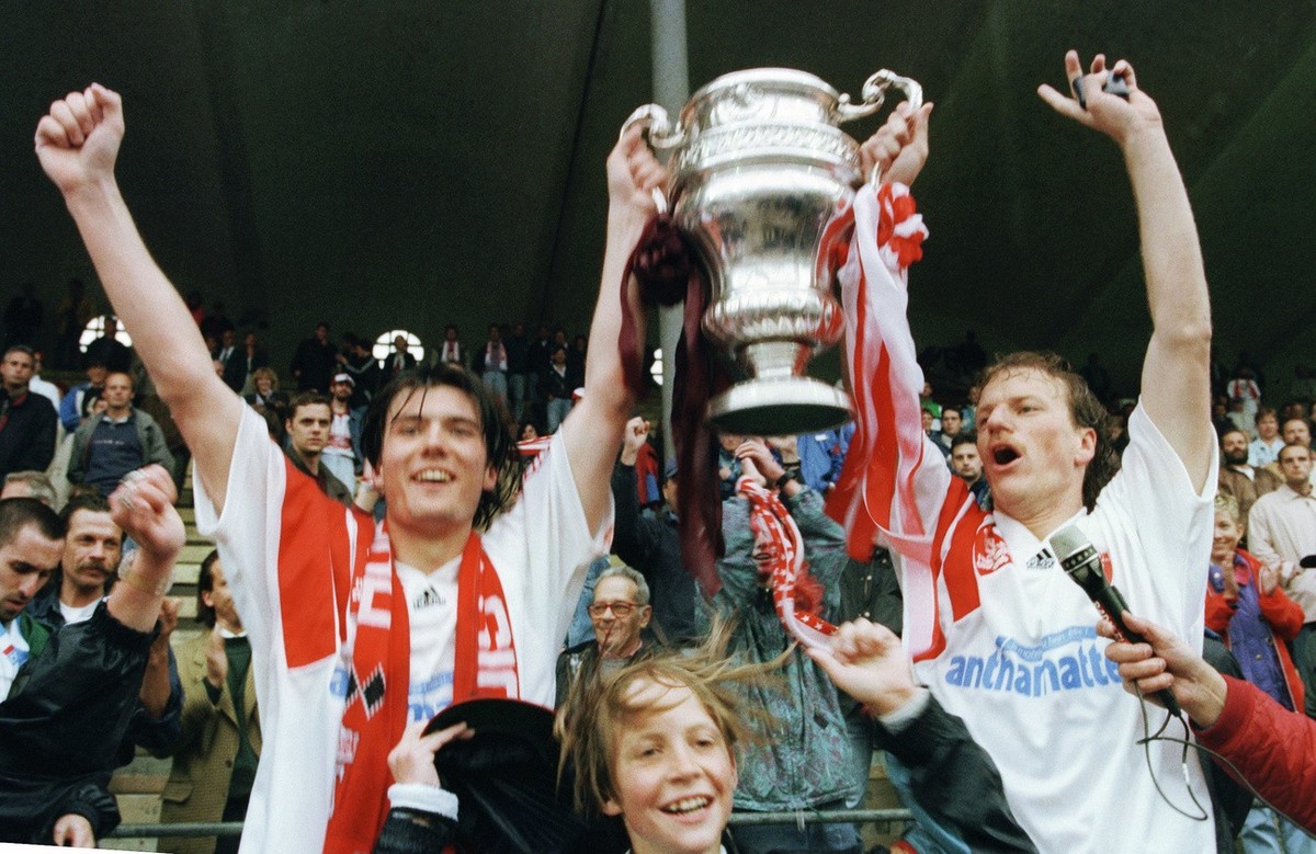 Die zwei Sion-Spieler Raphael Wicky, links, und Heinz Moser, rechts, halten am Pfingstmontag, 19. Mai 1996 im Schweizer Fussball Cupfinal zwischen dem FC Sion und Servette im Stadion Wankdorf in Bern  ...