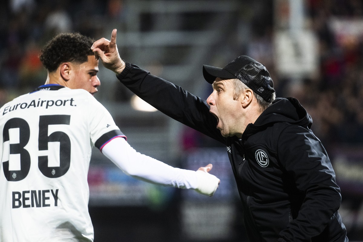 Basel's player Romeo Beney, left, and Lugano?s Trainer Mattia Croci Torti, during the Super League soccer match FC Lugano against FC Basel, at the Cornaredo Stadium in Lugano, Tuesday, April 2, 2 ...