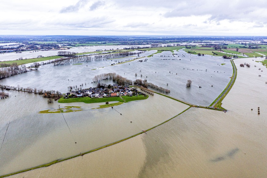 ABD0182_20231229 - Kleve - Germany: December 29, 2023, North Rhine-Westphalia, Kleve: The Schenkenshans area of ​​the Kleve is surrounded by the floodwaters of the Rhine River.  (Aerial view with drone) Photo: Arnulf Street...