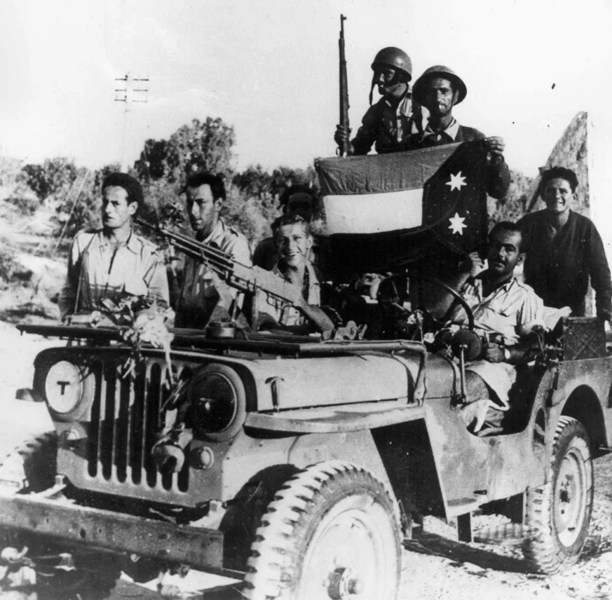 Israelische Soldaten präsentieren im ersten jüdisch-arabischen Krieg 1948 eine bei Nazareth erbeutete irakische Flagge.