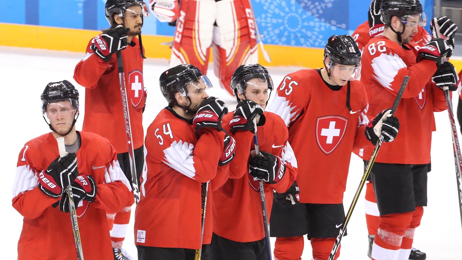 epa06546648 Players of Switzerland celebrate after winning the men&#039;s play-offs Qualifications match between Germany and Switzerland at the Kwandong Hockey Centre during the PyeongChang 2018 Winte ...