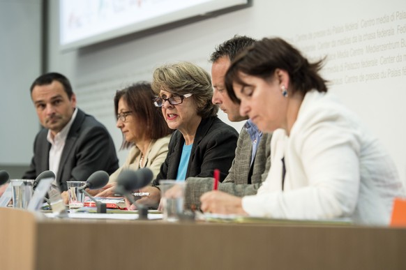 Ruedi Loeffel, Kantonsrat EVP-BE, Yvonne Gilli, Nationalraetin Gruene-SG, Erika Ziltener, Praesidentin Traegerverein oeffentlicher Krankenkasse, Stephane Rossini, Nationalrat SP-VS und Marina Carobbio ...