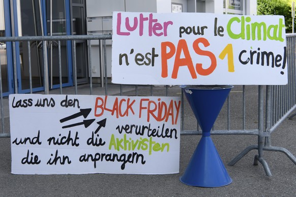 Aktivisten stellten vor dem Prozess Plakate auf, Fribourg.