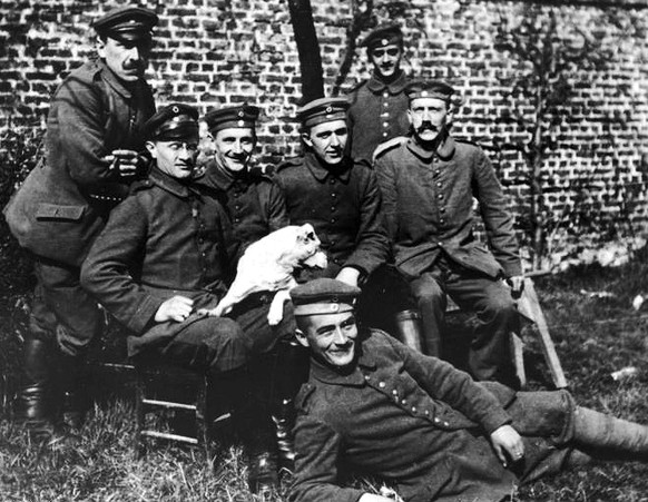 Soldat Hitler (sitzend, ganz rechts) 1915 während des Ersten Weltkriegs.