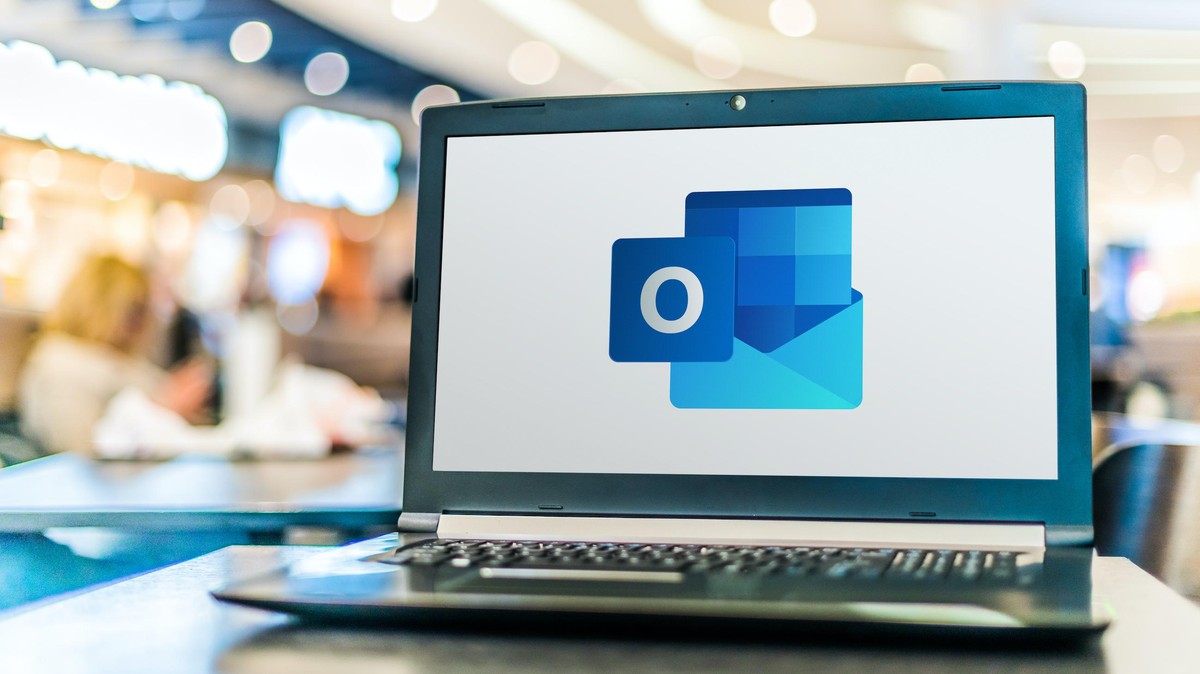 Laptop mit Outlook von Microsoft. Nutzer des E-Mail-Programms melden nach einem Update Probleme bei der Anzeige von Mails.