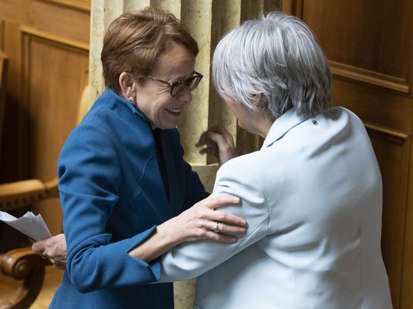 Die neue Bundesraetin Elisabeth Baume-Schneider, SP-JU, rechts, wird von der unterlegenen Bundesratskandidat Eva Herzog, SP-BS, umarmt, nach der Ersatzwahl in den Bundesrat durch die Vereinigte Bundes ...