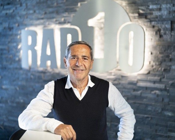 Roger Schawinski, Geschaeftsfuehrer, Besitzer und Radiomoderator von Radio1, portraitiert am 26. Mai 2021 bei Radio1 in Zuerich. (KEYSTONE/Gaetan Bally)