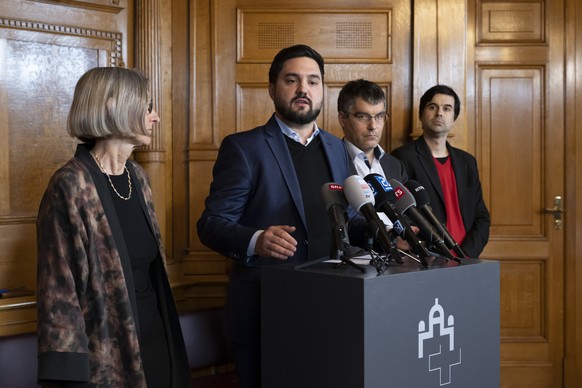 Co-Parteipraesident und Nationalrat Cedric Wermuth, SP-AG, 2. links, spricht an der Seite von Nationalraetin Prisca Birrer-Heimo, SP-LU, Nationalrat Roger Nordmann, SP-VD, und Nationalrat Samuel Benda ...