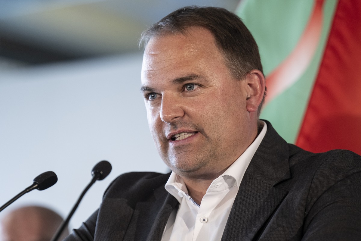 Nationalrat Marcel Dettling, SVP-SZ, neugewaehlter Praesident spricht an der Delegiertenversammlung der SVP Schweiz, am Samstag, 23. Maerz 2024, in Langenthal. (KEYSTONE/Peter Schneider)