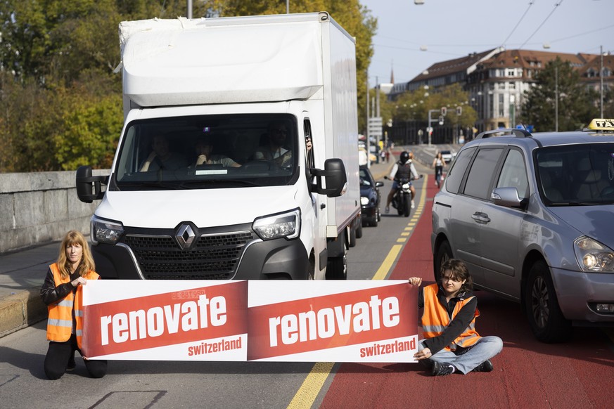 Environmental activists and members of Renovate Switzerland block the road over the Lorraine Bridge during a roadblock action in Bern, Switzerland, Saturday, October 29, 2022. (KEYSTONE/Peter Klaunzer ...