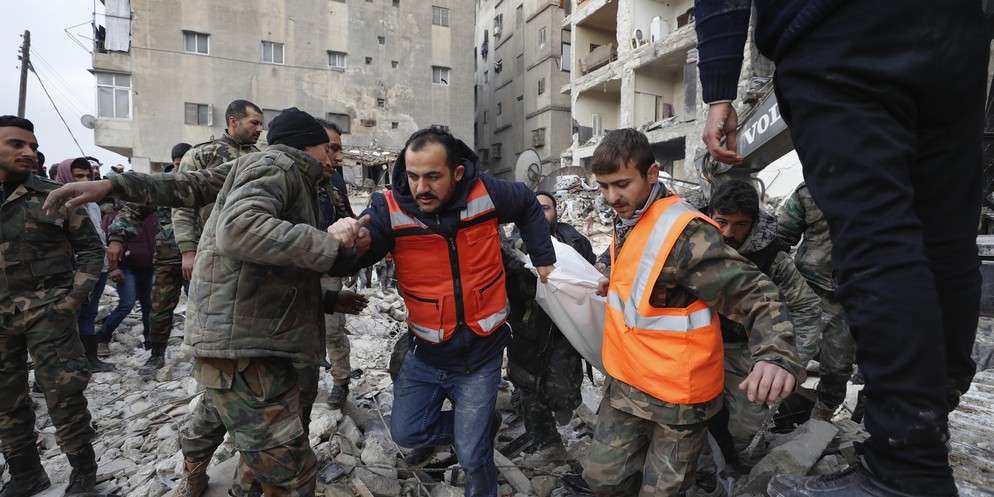 In Syrien haben die Erdbeben bereits mindestens 5900 Menschenleben gefordert.