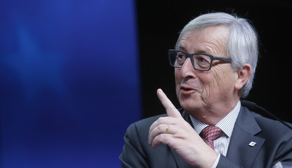 epa05047965 European Commission President Jean-Claude Juncker gives a news conference during an extraordinary EU Summit with Turkey, in Brussels, Belgium, 29 November 2015. The meeting marks a step in ...
